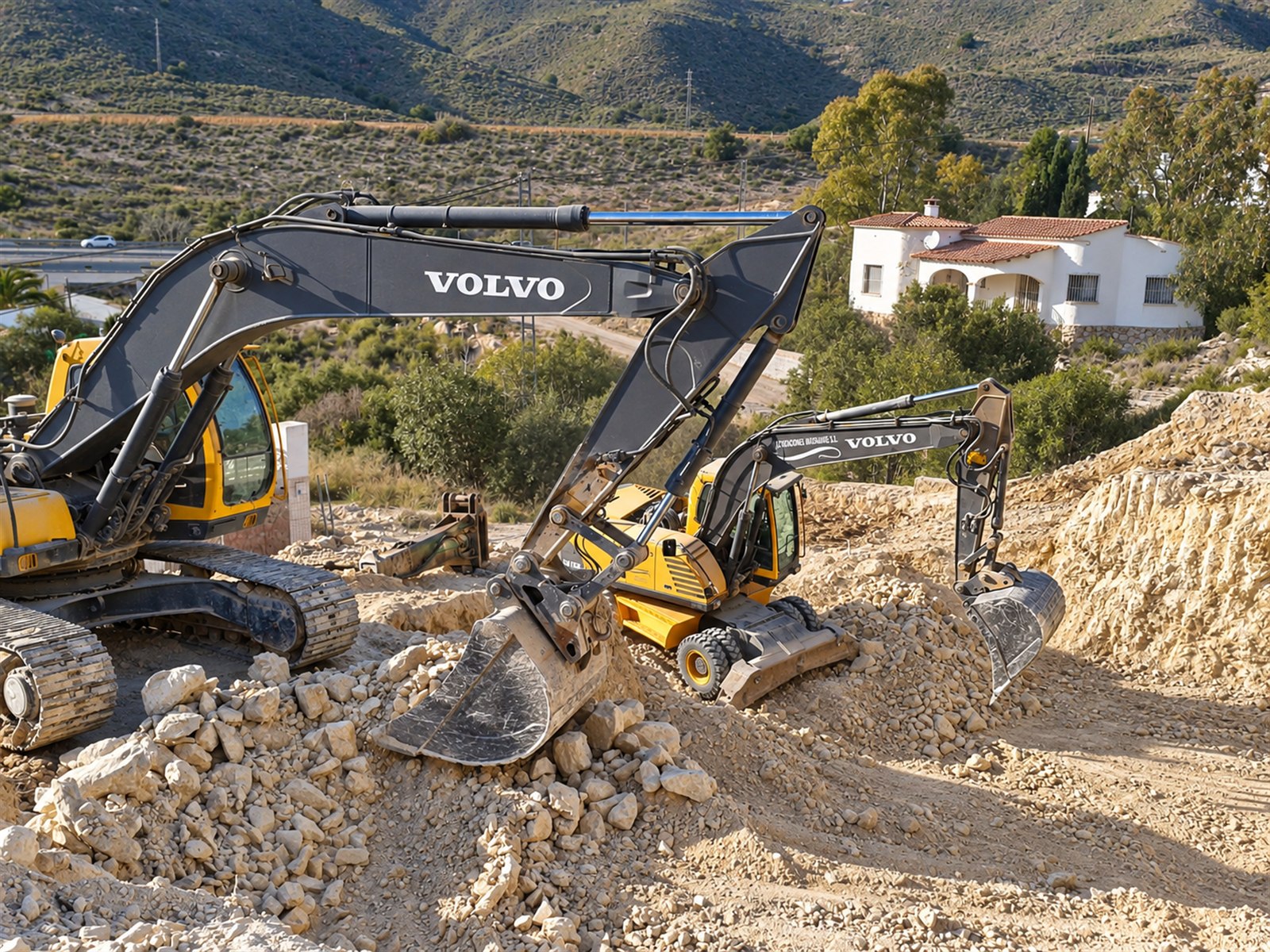 Excavadoras de Excavaciones Muchamiel realizando un movimiento de tierras