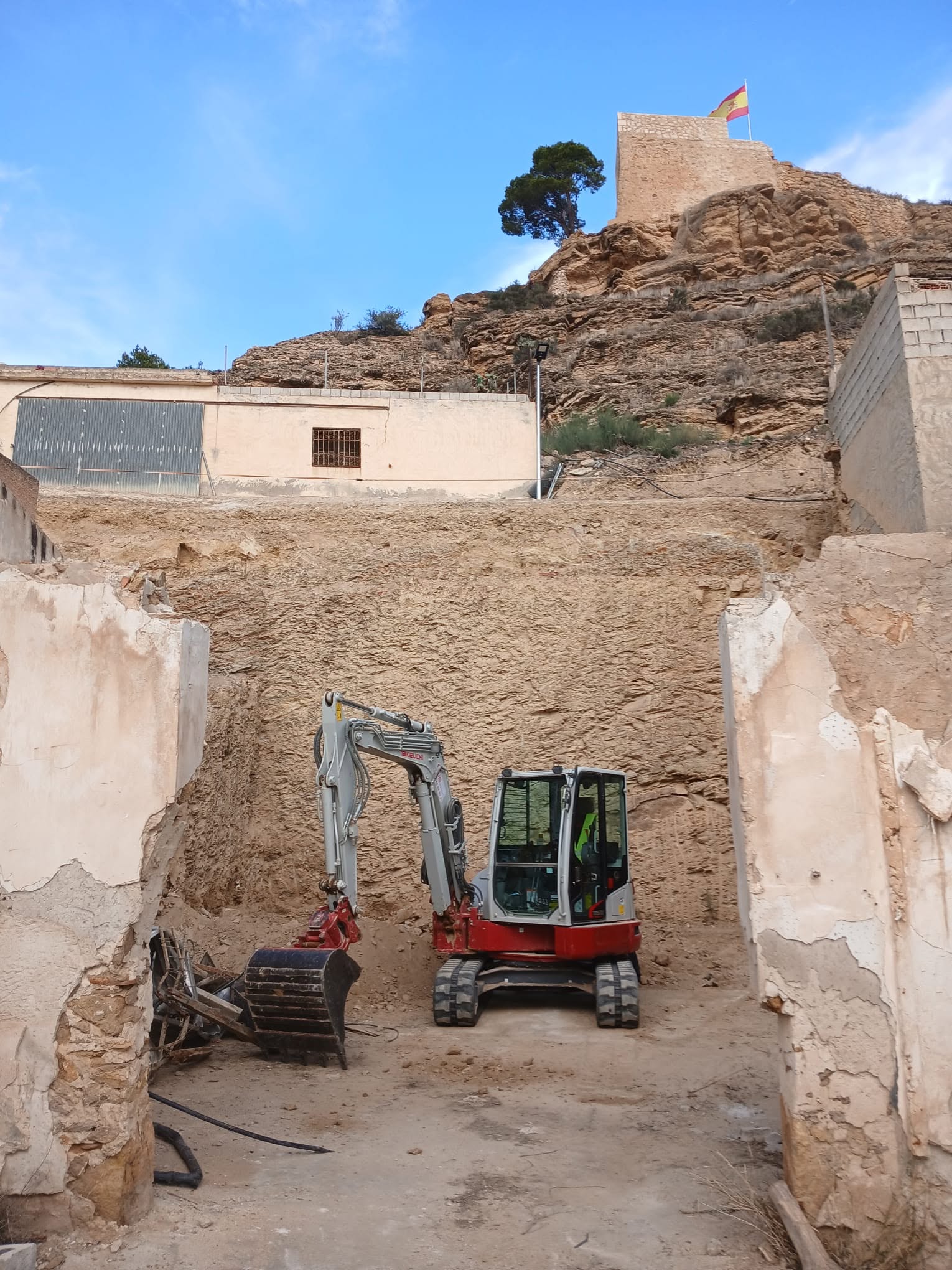 Minigiratoria trabajando en las obras de reacondicionamiento del Castillo de Busot