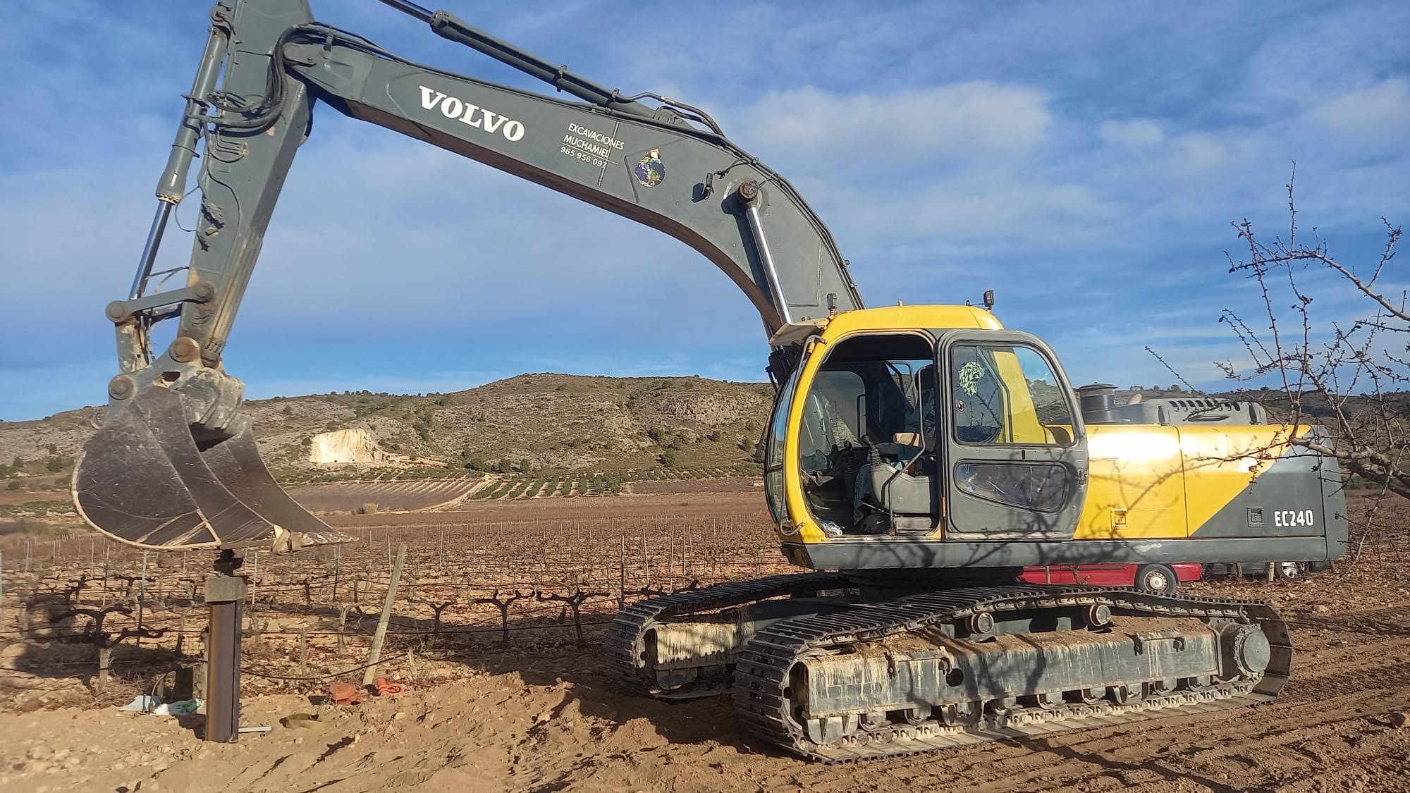 Excavadora giratoria realizando catas geotécnicas por hinca