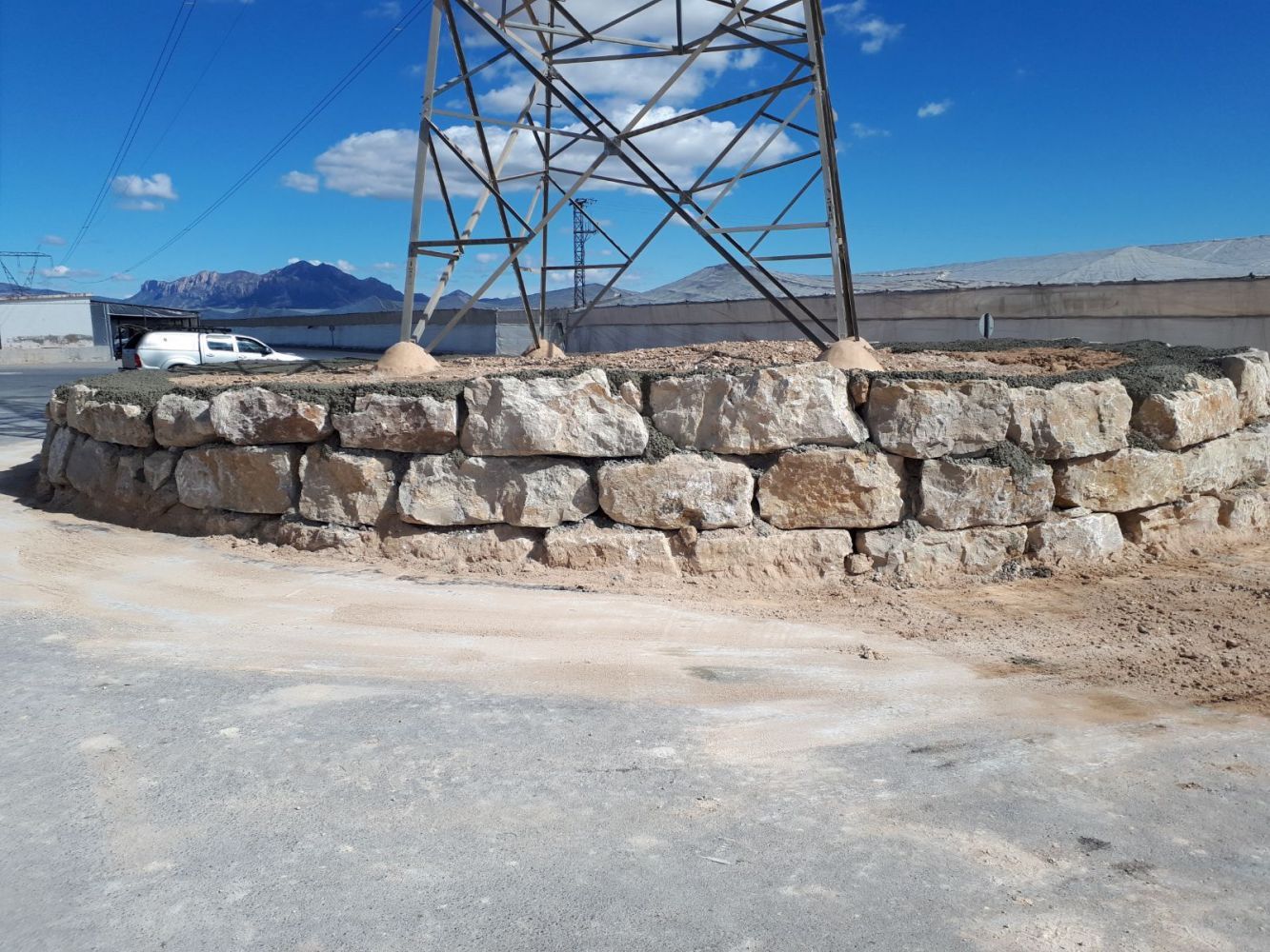 Muro circular de escollera alrededor de una torre de Red Eléctrica de España